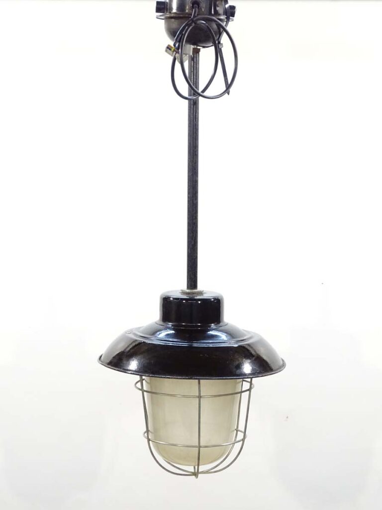 Industriele kooilamp met zwarte kap en stang No. 170